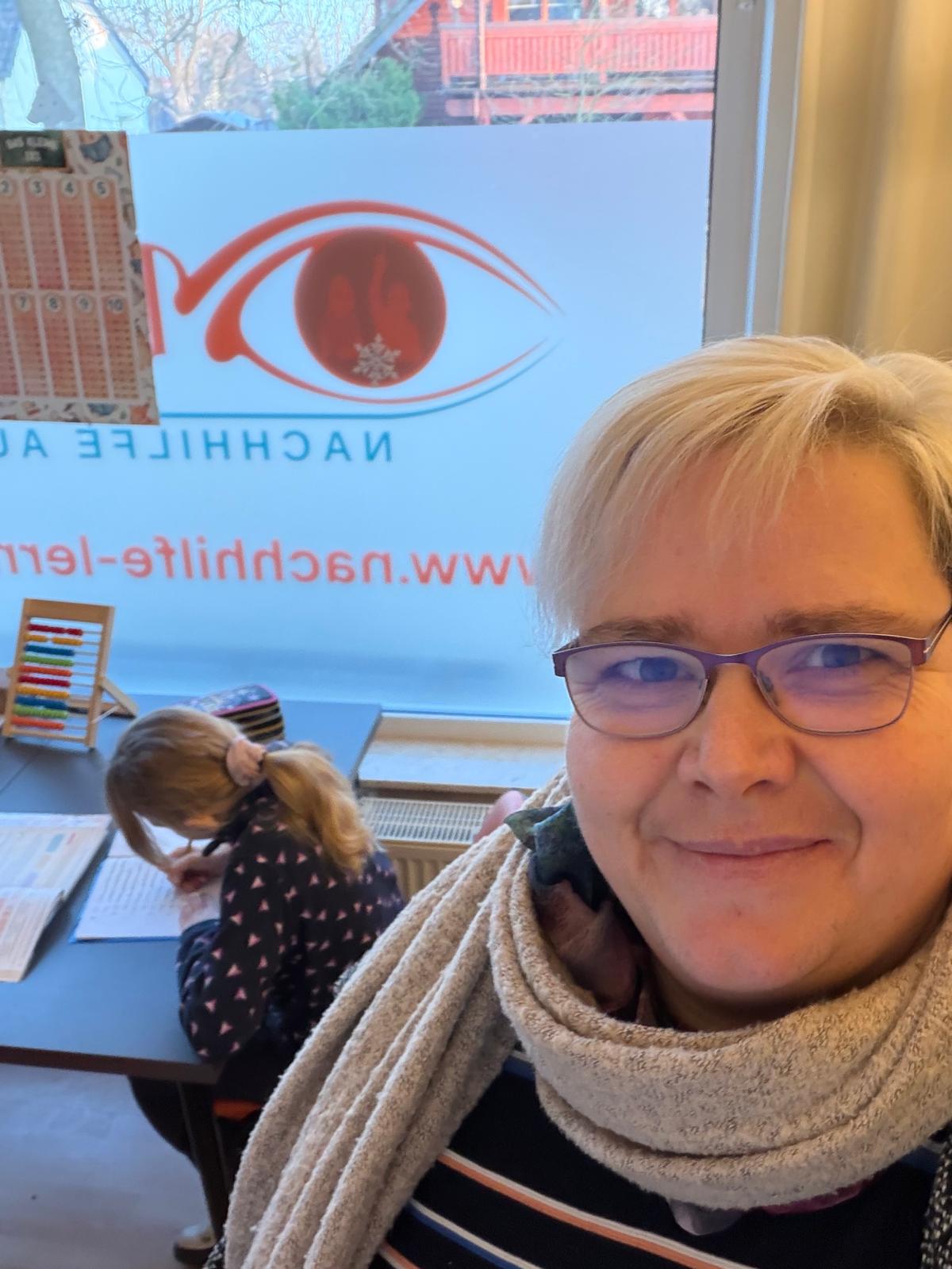 Steffi, Inhaberin der Lernschmiede, im Unterricht mit einer Schülerin